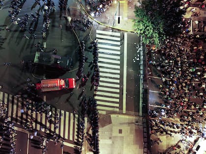 Vallas nocturnas en el Congreso dividen a la policía de los manifestantes.