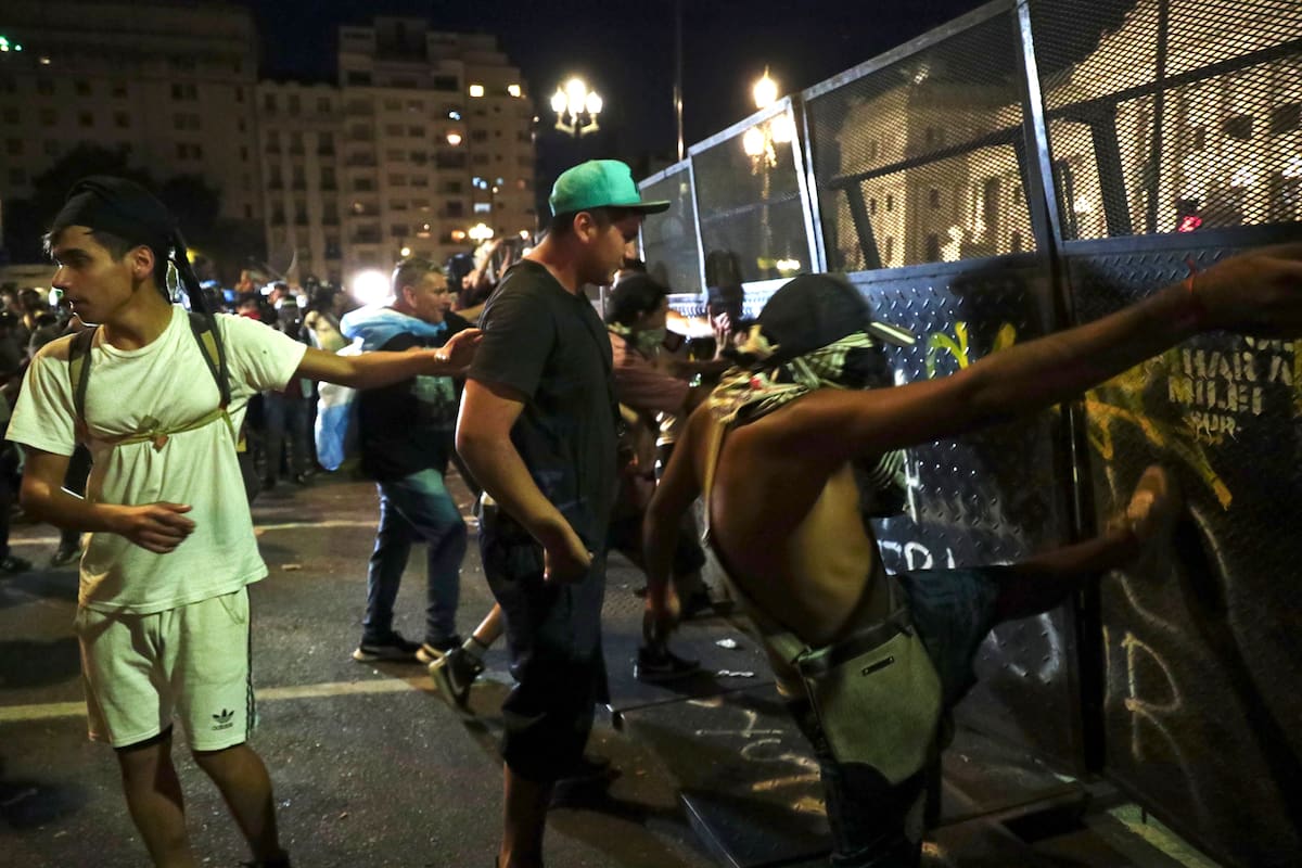 Vallas nocturnas en el Congreso dividen a la policía de los manifestantes