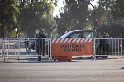 Vallas y cartelería de señalización interrumpen la circulación habitual sobre la avenida Del Libertador, en el marco del armado del circuito para la exhibición de Franco Colapinto