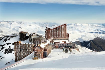 Valle Nevado es como estar en una pequeña villa nevada en Los Andes.
