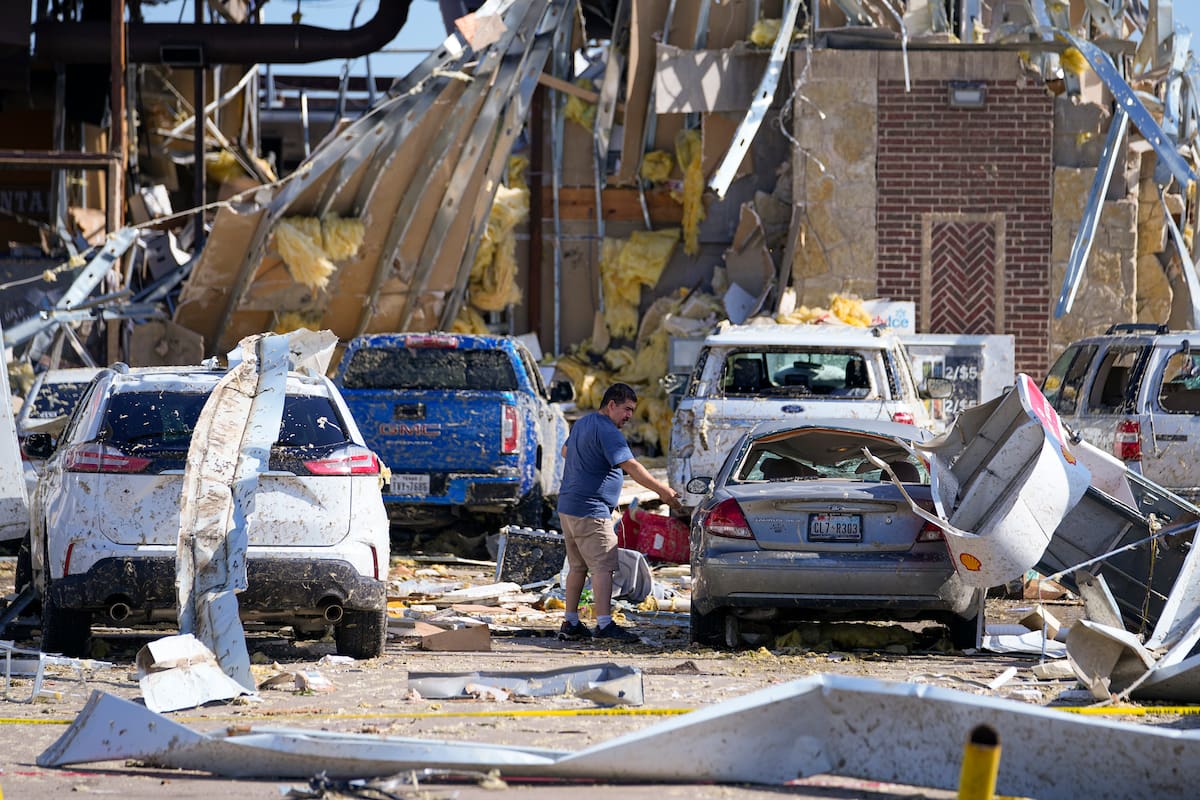 Valley View, Texas a fines de mayo: las graves tormentas provocaron destrozos en casas y autos (AP Foto/Julio Cortez)