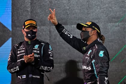 Valtteri Bottas aplaude a su compañero Lewis Hamilton en el podio de Bahrein; el finlandés recibió el apoyo del séptuple campeón y de Toto Wolff, después de los rumores sobre un reemplazo a mitad de la temporada