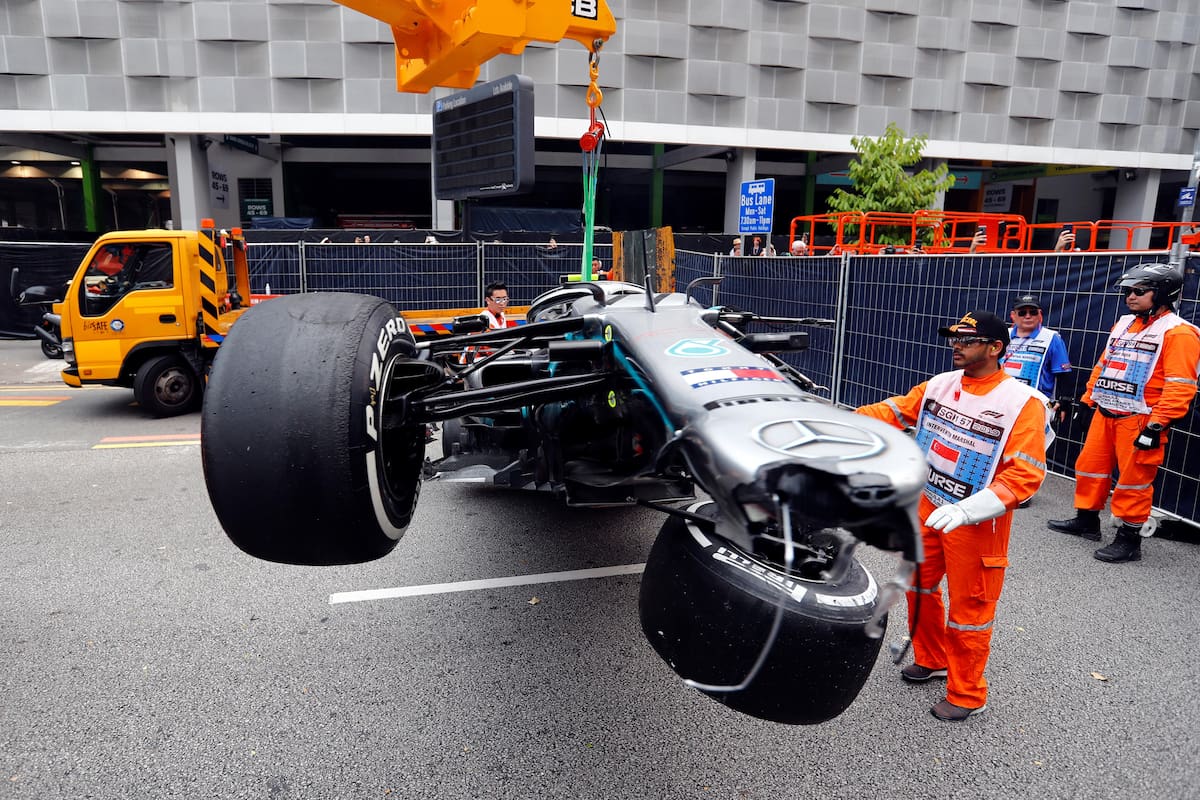 Valtteri Bottas terminó contra el muro en la primera tanda de entrenamientos en el circuito urbano de Marina Bay