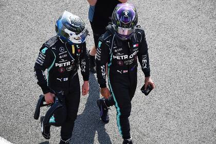 Valtteri Bottas y Lewis Hamilton caminan sin descubrir una explicación; las espadas de Mercedes sufrieron con la temperatura de los neumáticos y fueron avasalladas por Max Verstappen