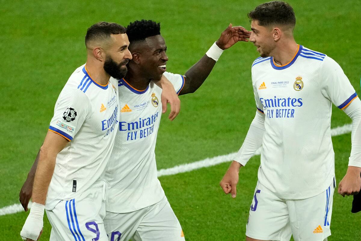 Valverde sonríe, a la par de Vinicius (autor del gol) y Benzema: el uruguayo, una pieza clave en el título de Real Madrid