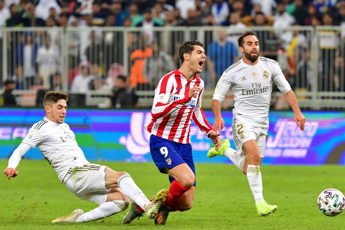 Valverde voltea de una patada a Álvaro Morata, quien se dirigía solitario a definir el partido en favor del Atlético de Madrid