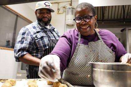 Vamarr Hunter encontró a su madre biológica en el sitio menos pensado: su panadería favorita.