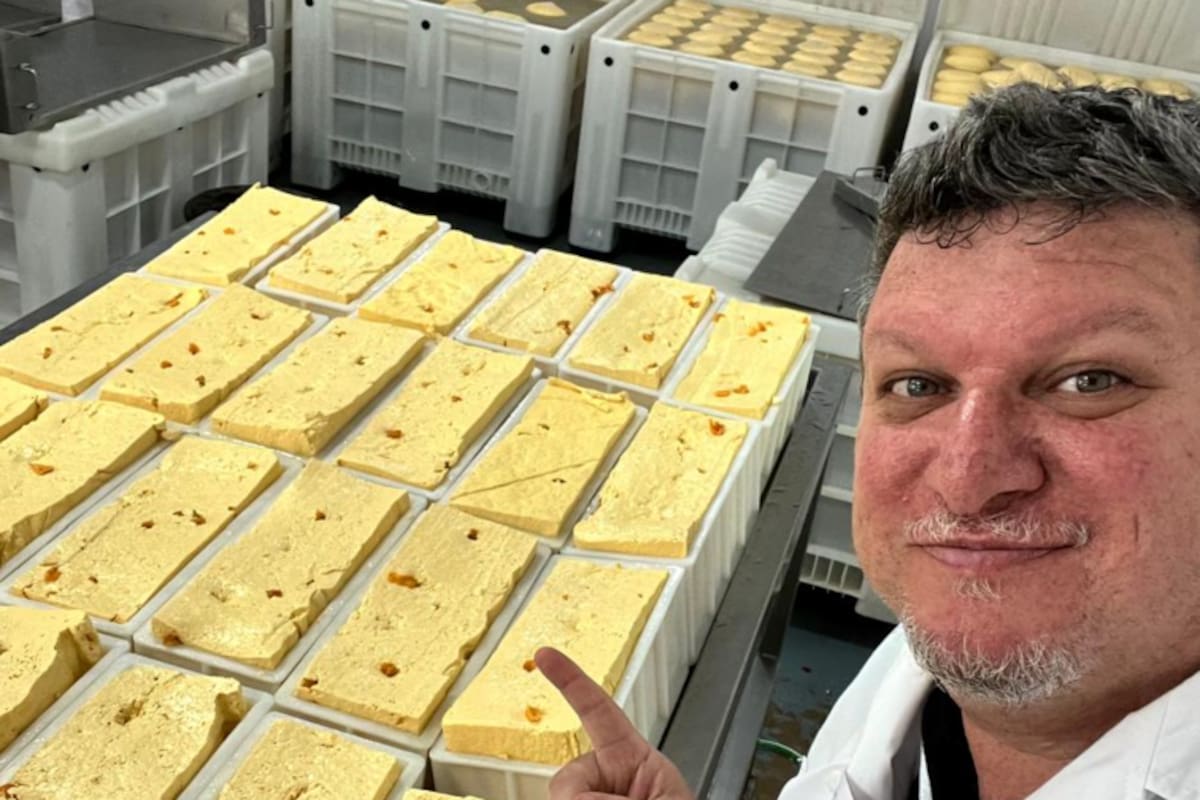"Vamos creando los sabores, y siempre hay que probar en ediciones de 1000 litros de leche porque no se puede en menos. Nunca tiramos ni un solo queso, al contrario. Vamos creciendo”, dice