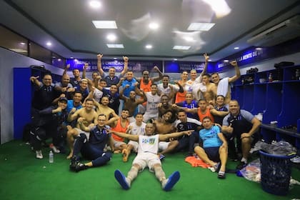 "Vamos que ganamos", añadió la selección hondureña en el pie de esta fotografía de celebración tras la victoria por 2-1 ante Canadá. Los hondureños rompieron una maldición de tres años sin ganar en el Olímpico de San Pedro Sula