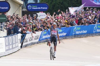 Van der Poel gana París-Roubaix nuevamente con Pogačar en segundo lugar tras caída tardía