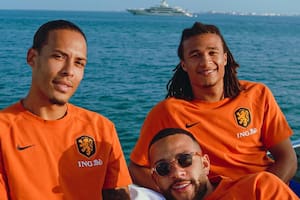 Van Dijk, Aké y Depay, en un momento de descanso en el golfo pérsico