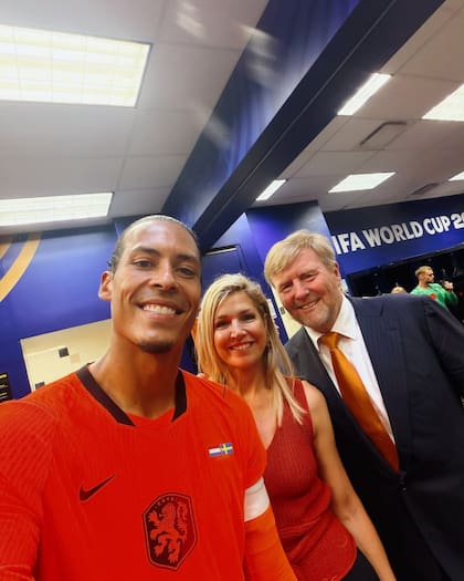 Van Dijk junto a Máxima y Guillermo tras la goleada de Países Bajos en el Mundial