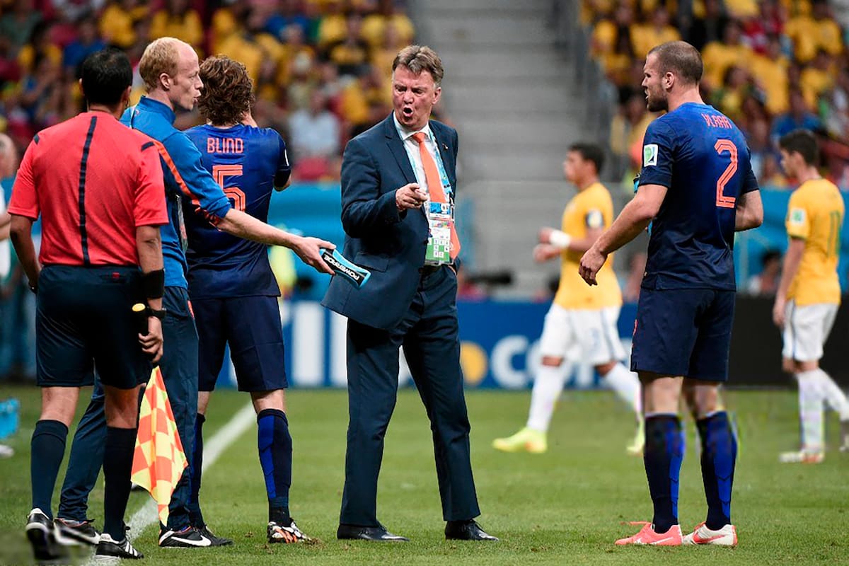 Van Gaal da indicaciones durante el Mundial 2014; ahora intentará llevar a los Países Bajos a Qatar 2022