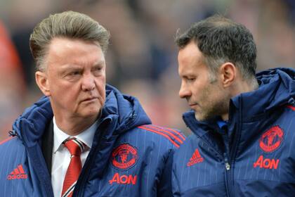 Van Gaal junto a Giggs, su ayudante, al terminar el partido