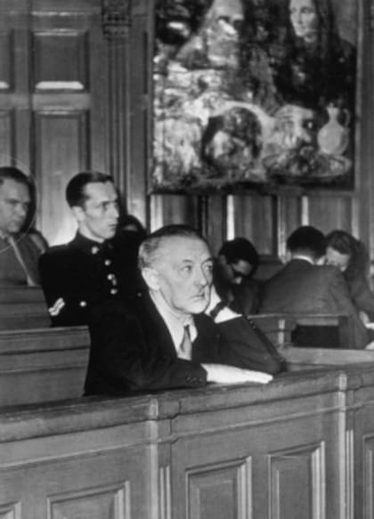 Van Meegeren en el juicio, de fondo, uno de sus cuadros (Foto: Getty Images)