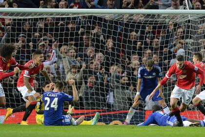 Van Persie ya empató. El United lo festeja y Chelsea lo sufre