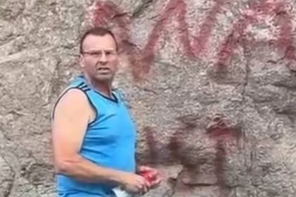 Vandalismo en el Parque Nacional Nahuel Huapi: filmaron a un camionero pintando rocas