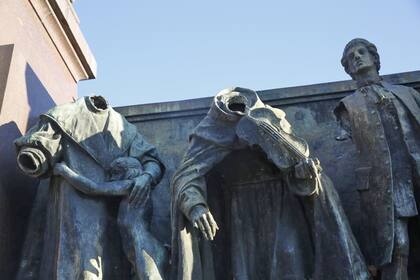 Vandalismo en la Ciudad: Ahora decapitaron figuras de bronce y hasta se robaron la baranda de una iglesia. Monumento en Costanera Sur