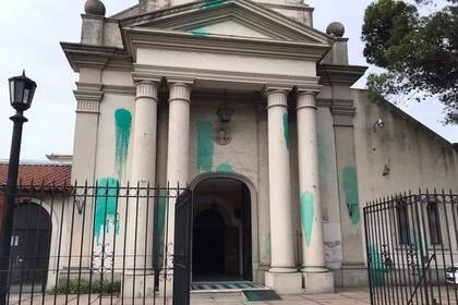 Vandalizaron la Catedral de Moreno. La fachada de la institución apareció con pintadas de color verde