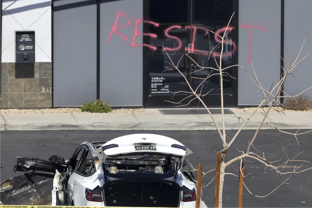 Vandalizaron un vehículo de Tesla frente a un concesionario en Las Vegas