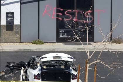 Vandalizaron un vehículo de Tesla frente a un concesionario en Las Vegas