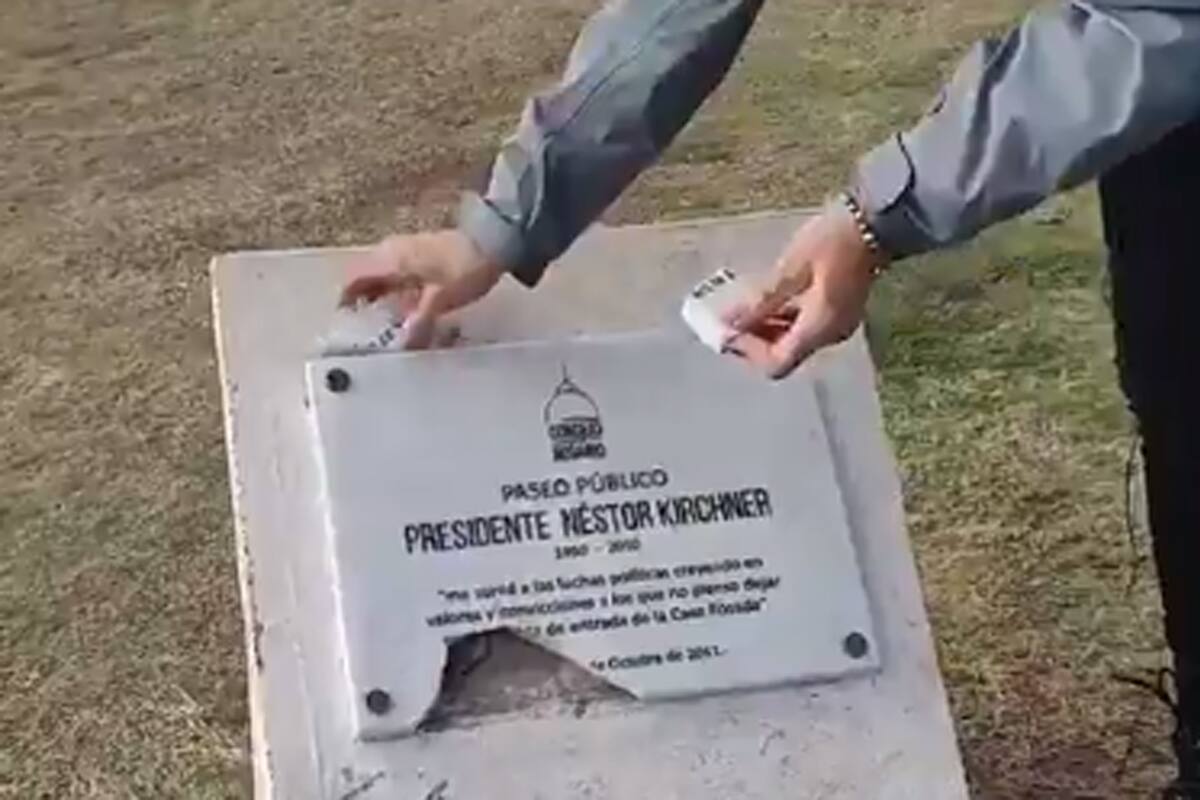 Vandalizaron una placa en homenaje a Néstor Kirchner en Rosario