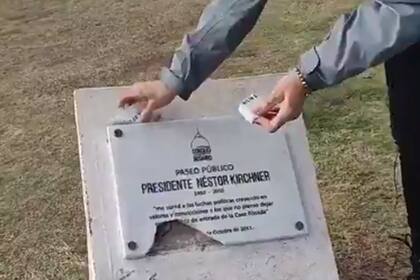 Vandalizaron una placa en homenaje a Néstor Kirchner en Rosario