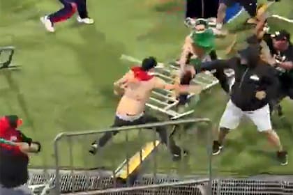 Vándalos de Independiente Medellín y Nacional se enfrentan al borde del campo de juego del Atanasio Girardot, tras la final por la Copa Colombia; hubo heridas en al menos 59 personas.