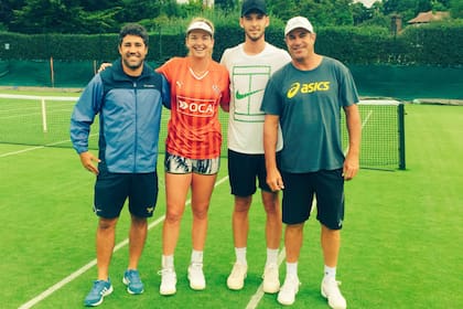 Vandeweghe, con la camiseta del ''''Rojo''''; a su derecha, su kinesiólogo, Julián Romero