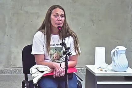 Vanesa Cáceres, mamá de uno de los bebés muertos en el hospital Neonatal de Córdoba, en el momento de su declaración