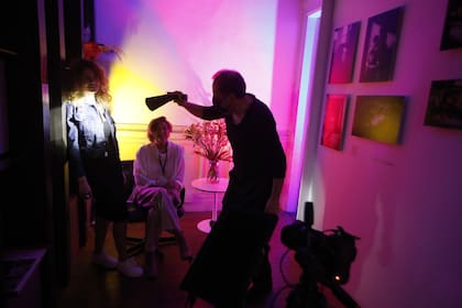 Vanesa Catellani y Marcela Costa Peuser, de Arte-online.net, posan para la cámara de Aguiar