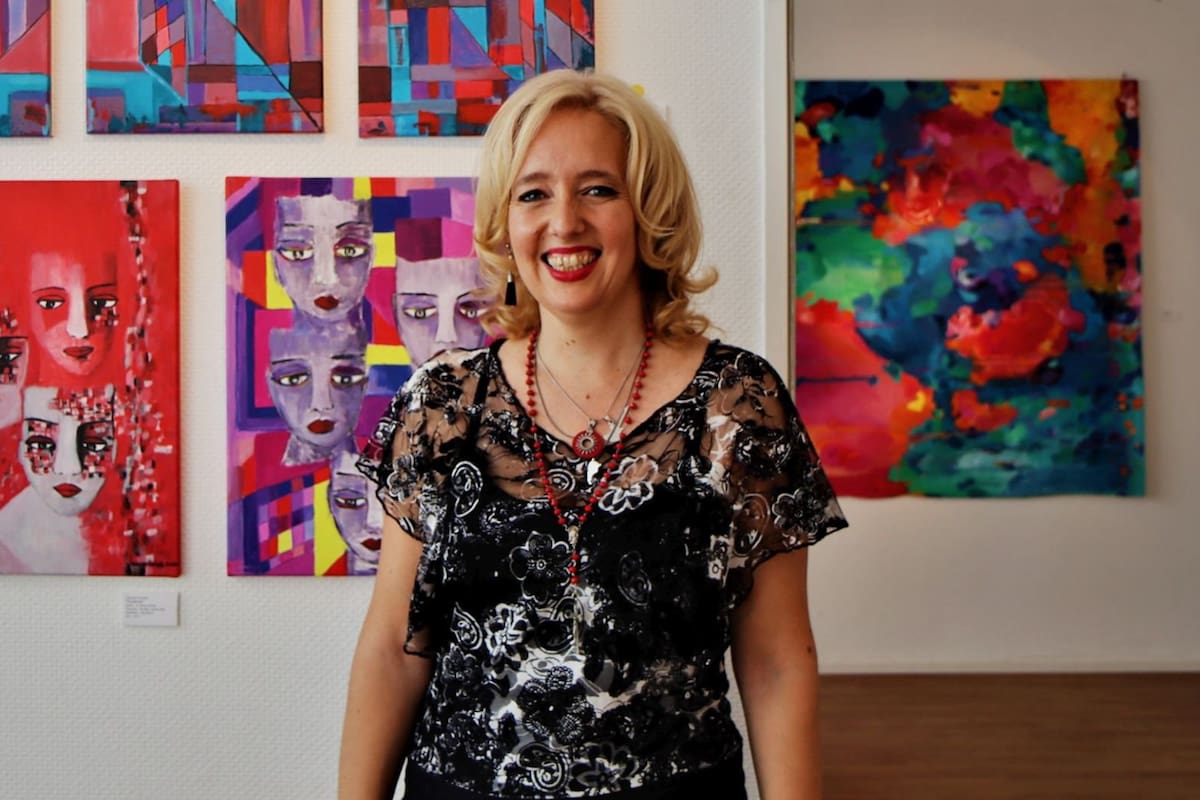 Vanesa Harbek emigró a Alemania y en esa nación reparte su tiempo entre su banda de música y el arte