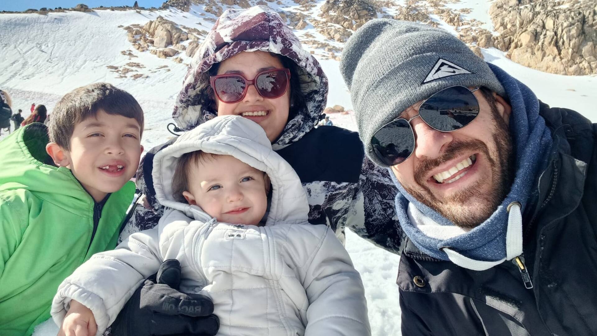 Vanesa, junto a su marido y sus dos hijos.