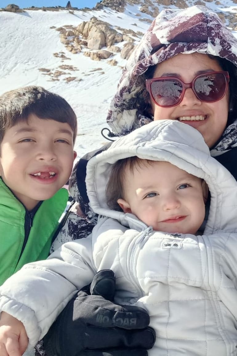 Vanesa, junto a su marido y sus dos hijos.