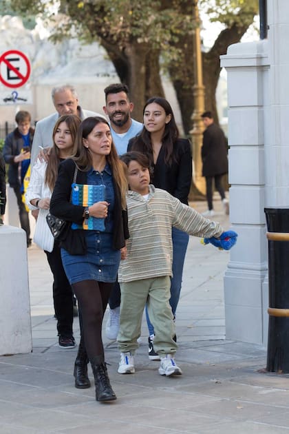 Vanesa y Lito de la mano. Detrás de ellos, vienen las chicas de la familia y un sonriente Carlitos, feliz de compartir la velada con los suyos.