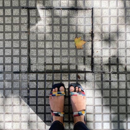 Vanessa Bell añadió a su posteo sobre las veredas porteñas una foto ilustrativa con una baldosa floja