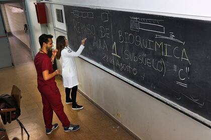 Vanessa de Souza Pithon estudia 1 año de medicina y Fernando Carneiro, tiene 24 años estudia medicina ambos de Brasil