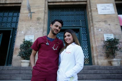 Vanessa de Souza Pithon y Fernando Carneiro, ambos de Brasil, son estudiantes en la Facultad de Medicina de la UBA