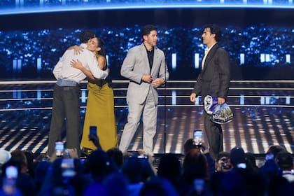 Vanessa Hudgens presentó a los Jonas Brothers, Joe, Nick y Kevin, quienes adquirieron su lugar en el Olimpo de las Leyendas de Disney