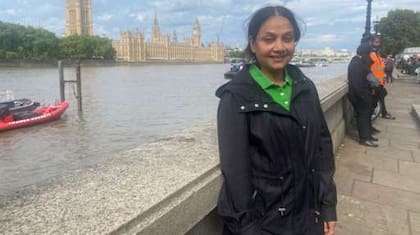Vanessa Nanthakumaran hizo 50 horas de cola para ser la primera mujer en despedirse de la reina.