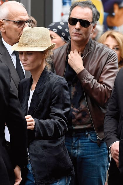 Vanessa Paradis y su marido, Samuel Benchetrit, se acercaron a dar su pésame.