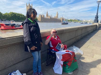 Vanessa y Annie, las primeras en la fila para despedir a la reina Isabel II