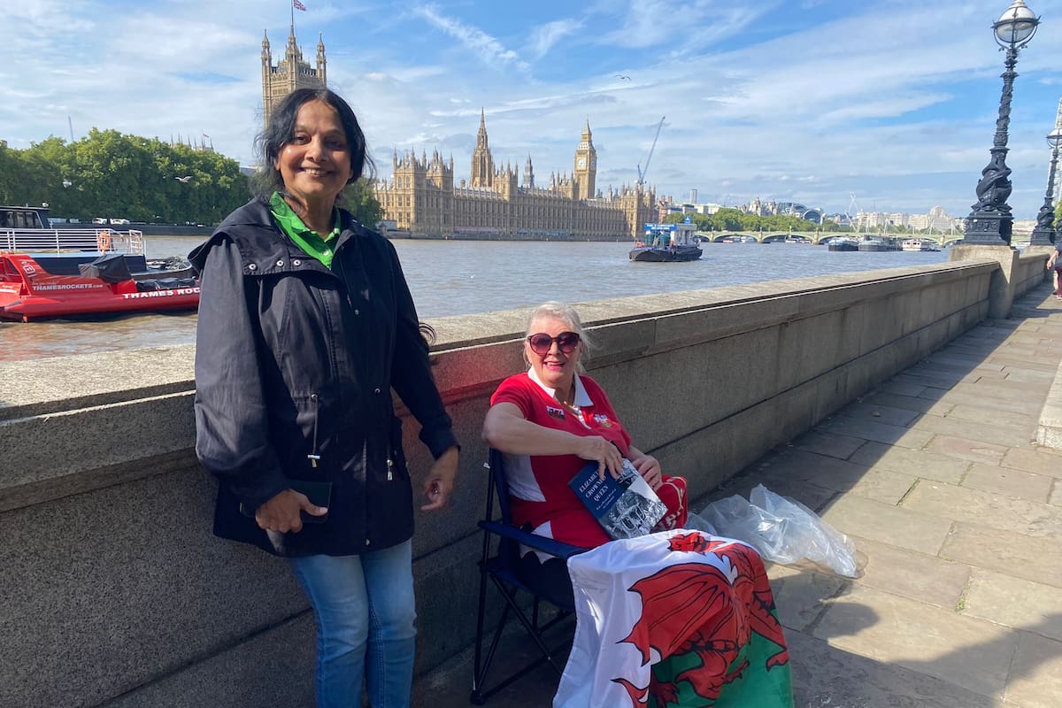 Vanessa y Annie, primeras en la fila para el último saludo a la Reina en la capilla ardiente
