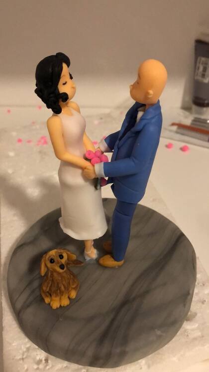 Vanessa y Gabriel se casaron y rindieron homenaje a Gordila en su torta de celebración.
