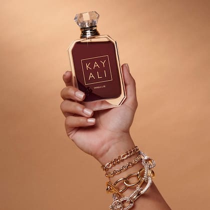 Vanilla | 28, de Kayali se compone de la unión del jazmín cremoso y orquídea de vainilla de Madagascar, con almizcle, ámbar, pachulí y azúcar moreno