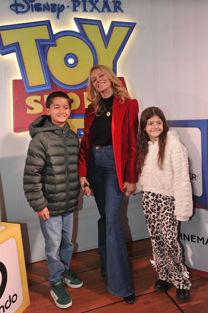 Vanina Escudero con sus hijos Benicio y Joaquina, fruto de su matrimonio con Álvaro Navia