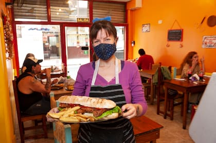 Vanina exhibe el descomunal "chorisaurio", estrella de la parrilla vegana