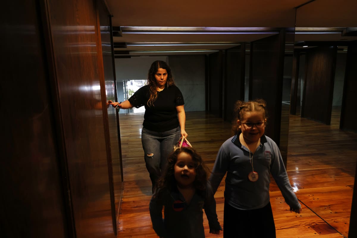 Vanina junto a sus hijas Charlotte, de 4, y Lilian, de 7
