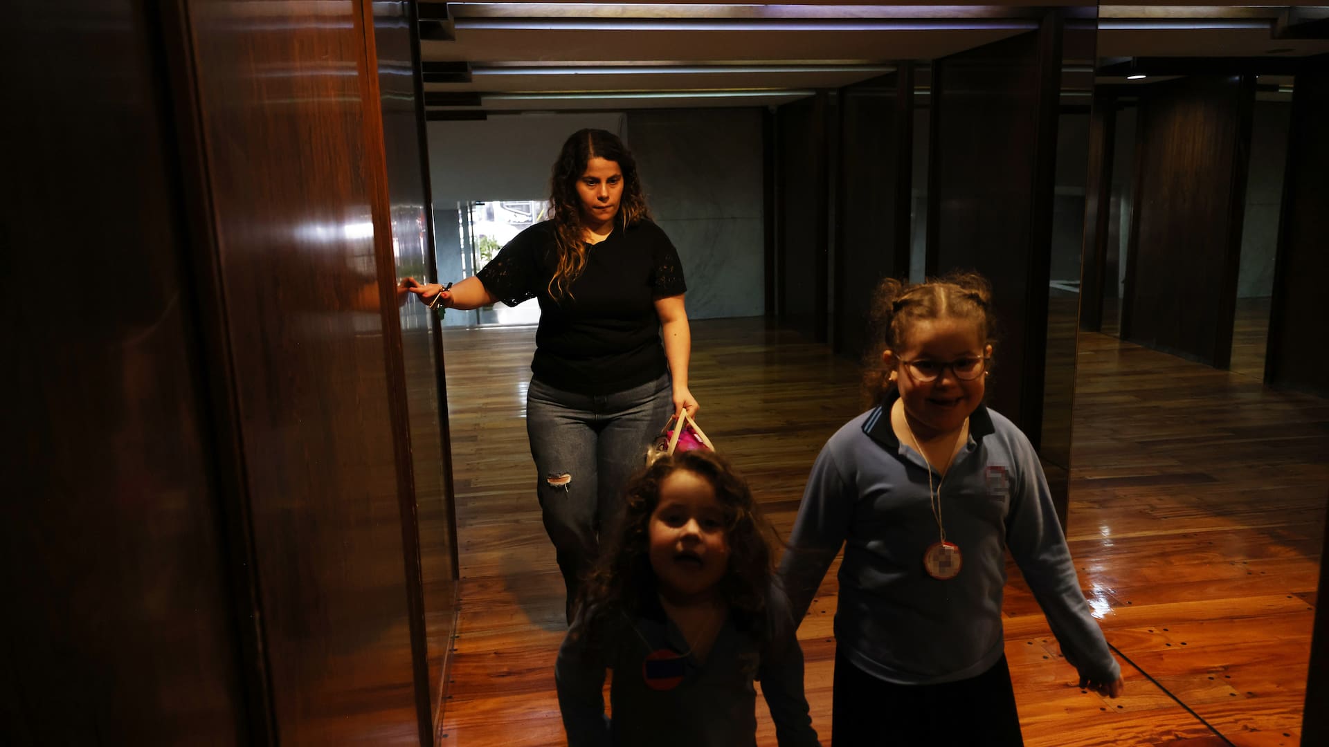Vanina junto a sus hijas Charlotte, de 4, y Lilian, de 7