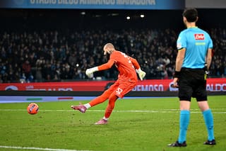 El penal ejecutado por el arquero del Napoli que sorprendió por su inusual velocidad y recorre el mundo